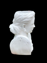 Charger l'image dans la galerie, Filipiniana pot in white