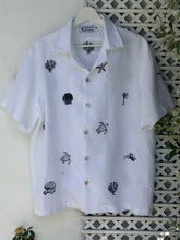 Load image into Gallery viewer, Dagat polo in white camp collar
