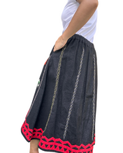 Charger l'image dans la galerie, Tinubkan denim skirt Size M