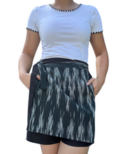 Charger l'image dans la galerie, Ikat black Garterized wrap shorts