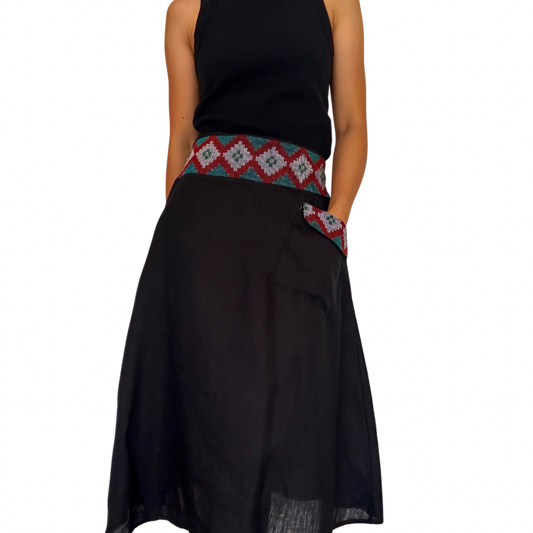 Armie skirt in black with green langkit