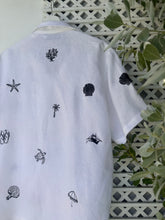 Load image into Gallery viewer, Dagat polo in white camp collar