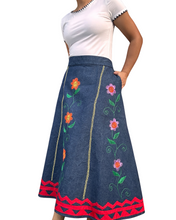 Charger l'image dans la galerie, Tinubkan denim skirt Size M