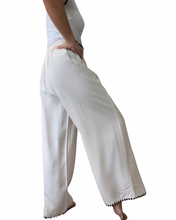 Charger l'image dans la galerie, Veronica creme Garterized wrap pants
