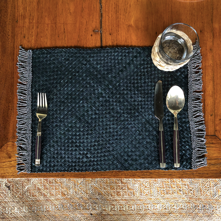 Set of 6 black placemats with silver beads