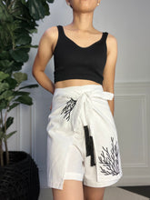 Charger l&#39;image dans la galerie, Coral in white wrapped around shorts M-XL